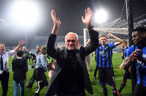 Percassi festeggia con tifosi dell'Atalanta